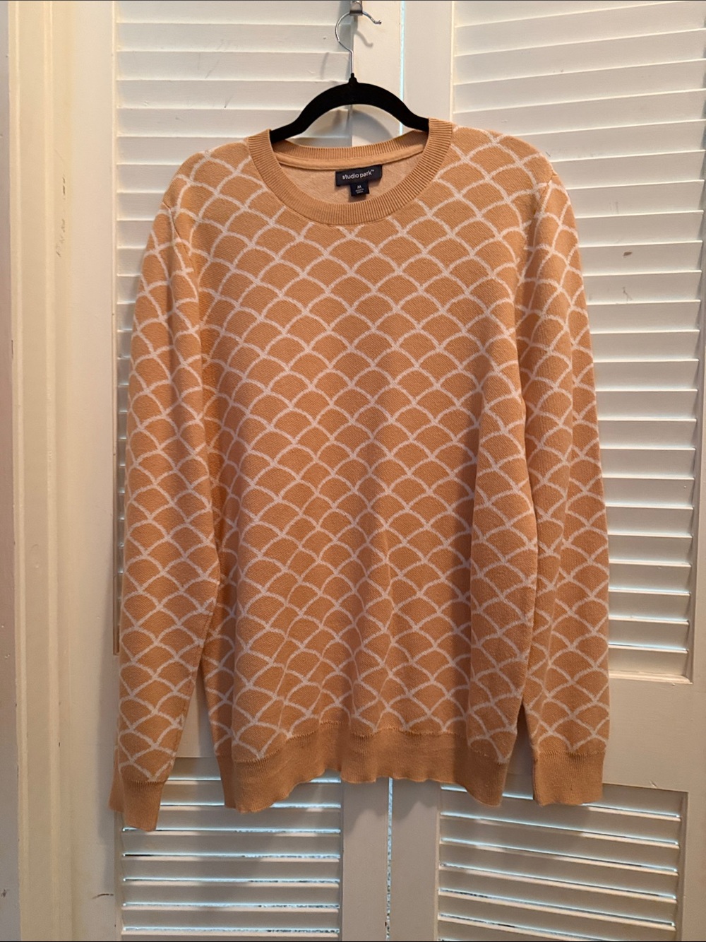Men’s NWOT Studio Peach and White Scallop-Detail Crewneck Sweater